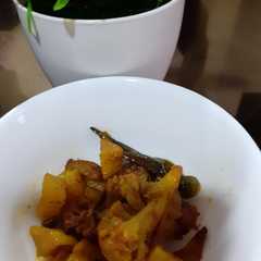 আলু দিয়ে ফুলকপি ভাজা (aloo diye fulkopi bhaja recipe in Bengali)-レシピのメイン写真