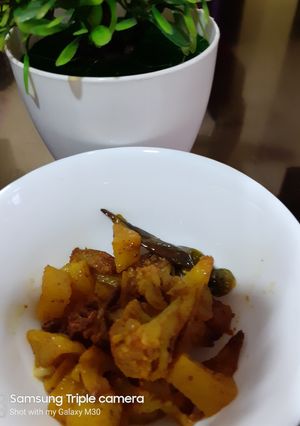 আলু দিয়ে ফুলকপি ভাজা (aloo diye fulkopi bhaja recipe in Bengali) রেসিপির প্রধান ছবি