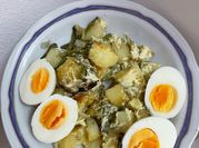 Una foto de ensalada de patata de verano
