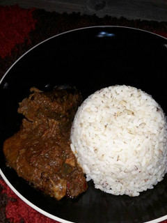 A picture of Ofada rice with sauce.