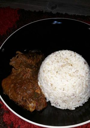 A picture of Ofada rice with sauce.