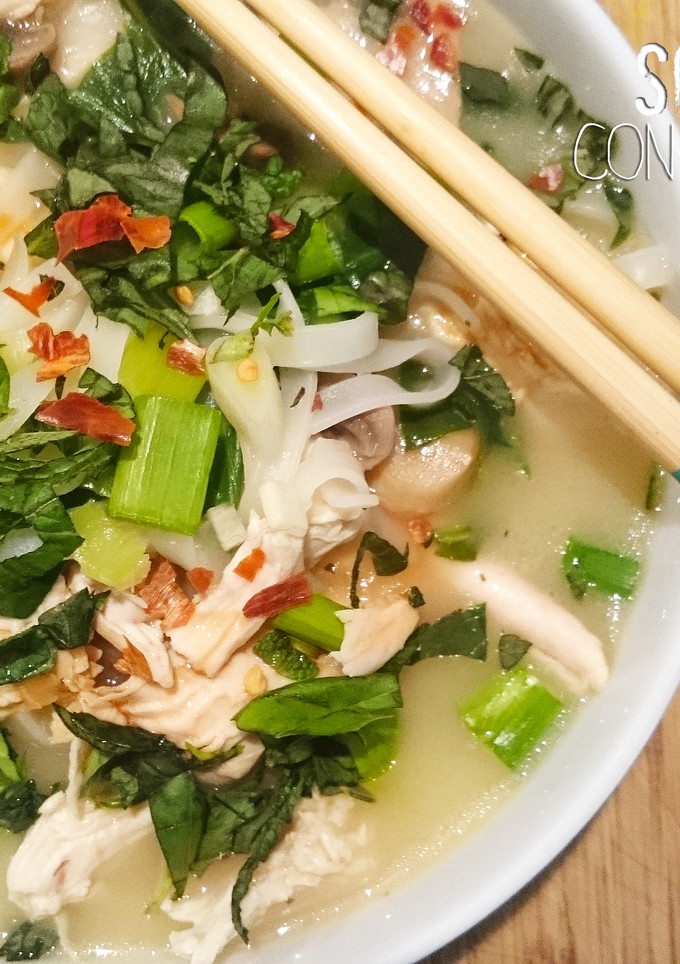 Una foto de Sopa de pollo con fideos chinos