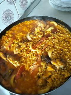 Una foto de Arroz con pollo y pescado a mi manera