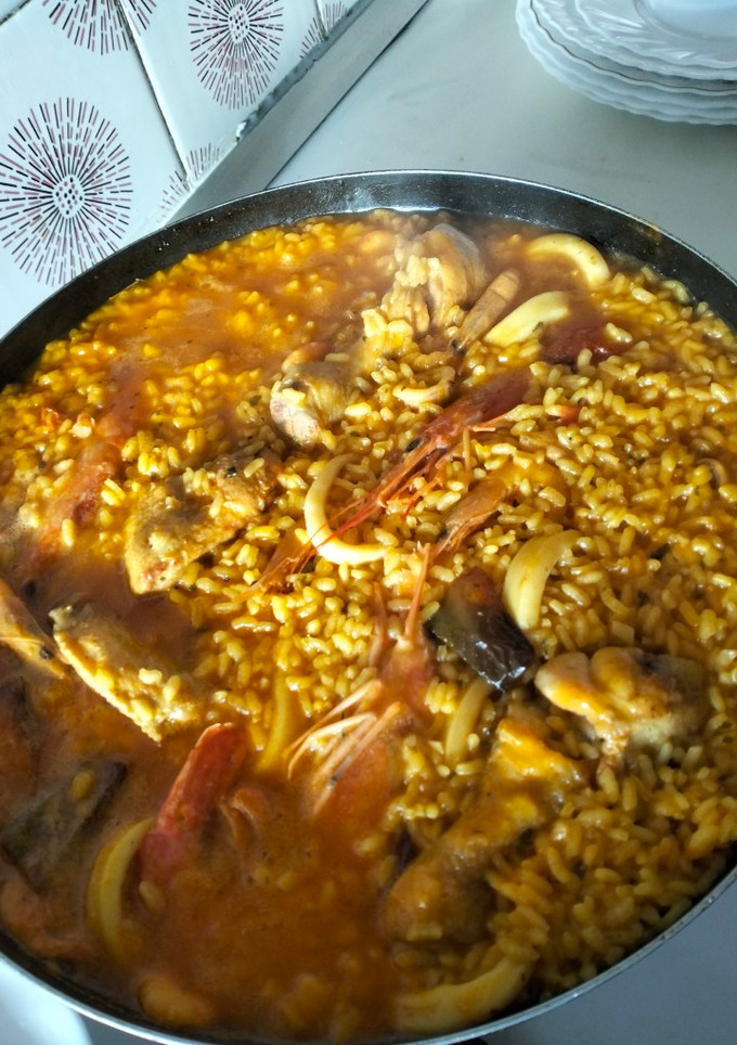 Una foto de Arroz con pollo y pescado a mi manera