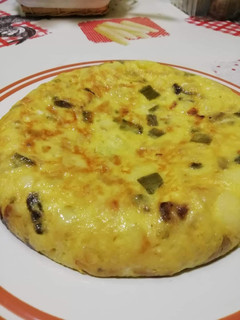 Una foto de Tortilla de patatas con pimientos verdes
