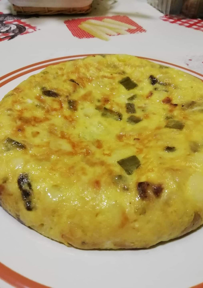Una foto de Tortilla de patatas con pimientos verdes