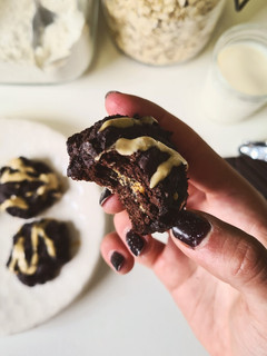 Una foto de Cookies de cacao rellenas de crema de cacahuete