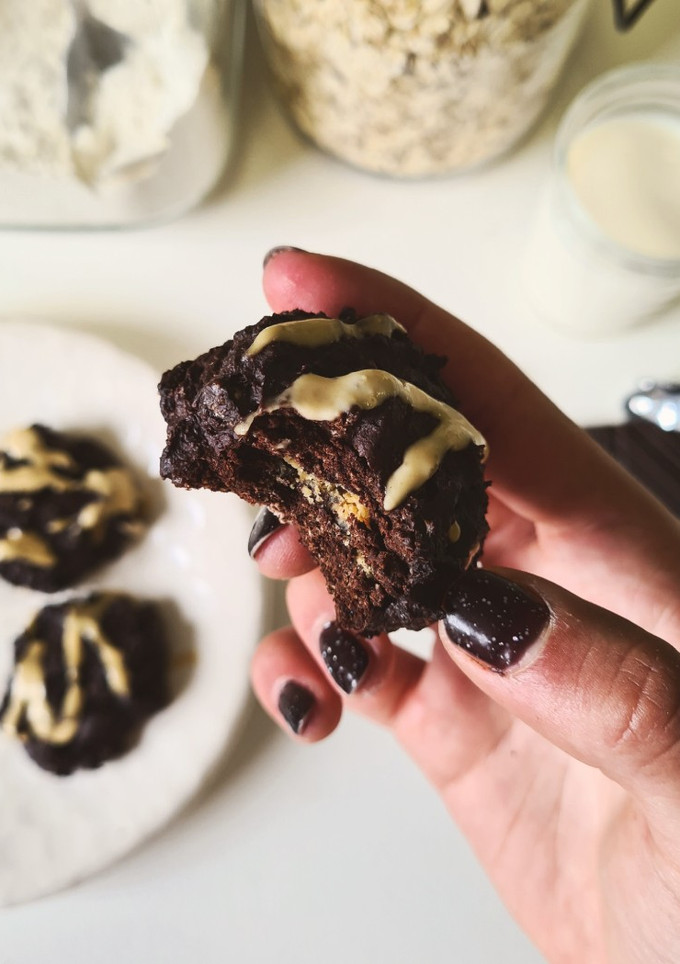 Una foto de Cookies de cacao rellenas de crema de cacahuete