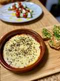Provolone acompañado de pan de ajo