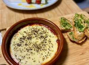 Foto principal de Provolone acompañado de pan de ajo