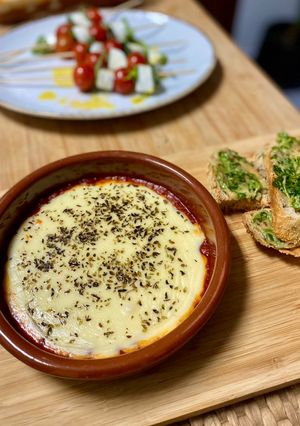 Una foto de Provolone acompañado de pan de ajo