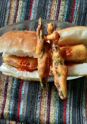 A picture of Vada pav.