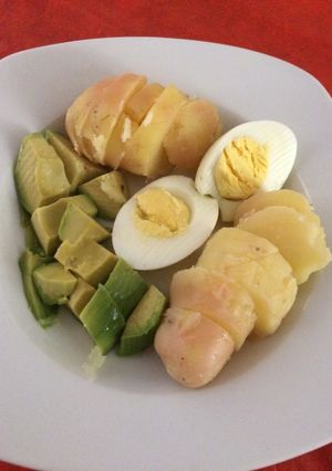 Una foto de Ensalada de papas, huevo y palta