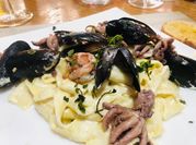 Una foto de pasta con gorgonzola