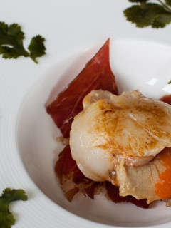 Una foto de Vieiras a la plancha con jamón