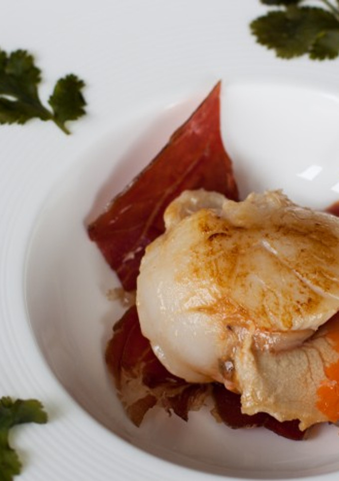 Una foto de Vieiras a la plancha con jamón