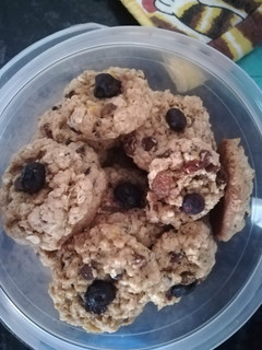 Una foto de Galletas de avena, pasas y arándanos