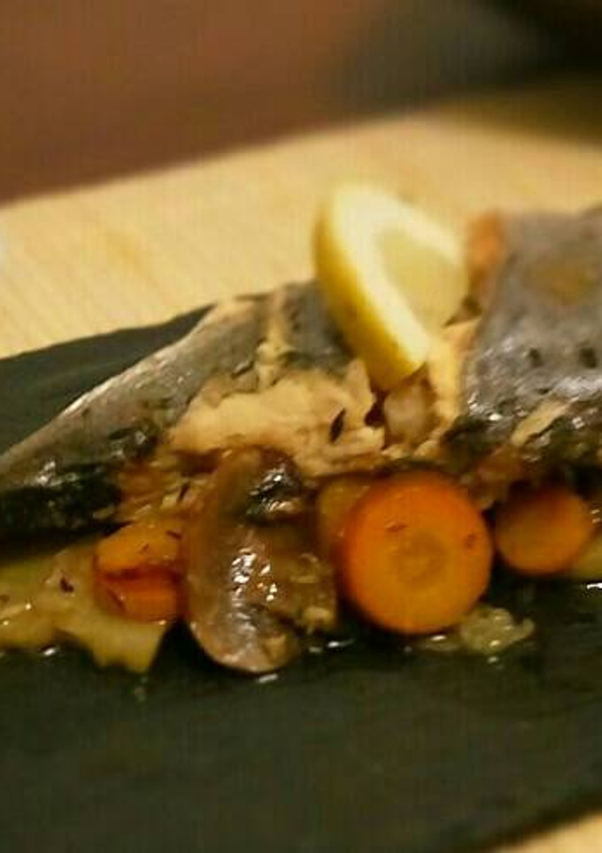 Una foto de 🐟Dorada sobre cama de verduras (slow cooker)