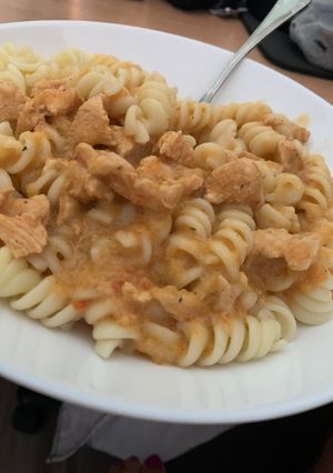 Tejfölös csirkepaprikás tésztával recept fotója