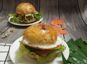 Hình của món Tự làm bánh Hamburger gà chiên xù + trứng ốp la.