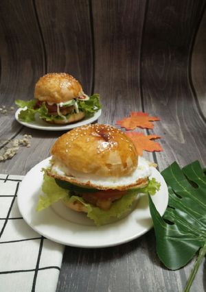 Hình của món Tự làm bánh Hamburger gà chiên xù + trứng ốp la.