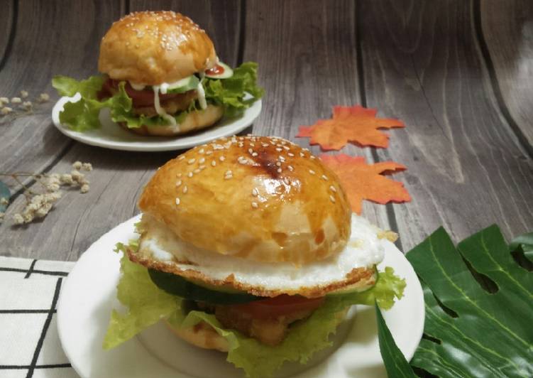 Easiest Way to Make Tasty Tự làm bánh Hamburger gà chiên xù + trứng ốp
la