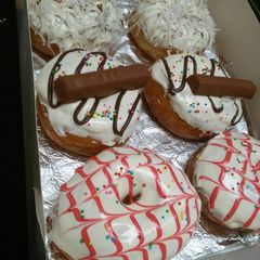 A picture of Glazzed donuts.
