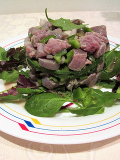 Una foto de Tartar semi picante de atún en verde y moradoal limón