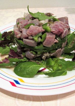 Foto principal de Tartar semi picante de atún en verde y moradoal limón