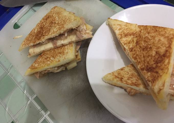 Roti dengan tuna egg mayo