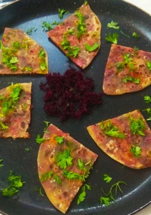 कॅरोट-बीटरूट पराठा (Carrot Beetroot Paratha Recipe In Marathi) रेसिपी चे मुख्य फोटो 