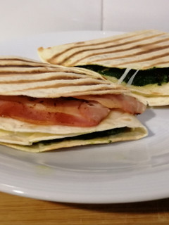 Una foto de Tortilla trend de espinacas, bacon y queso