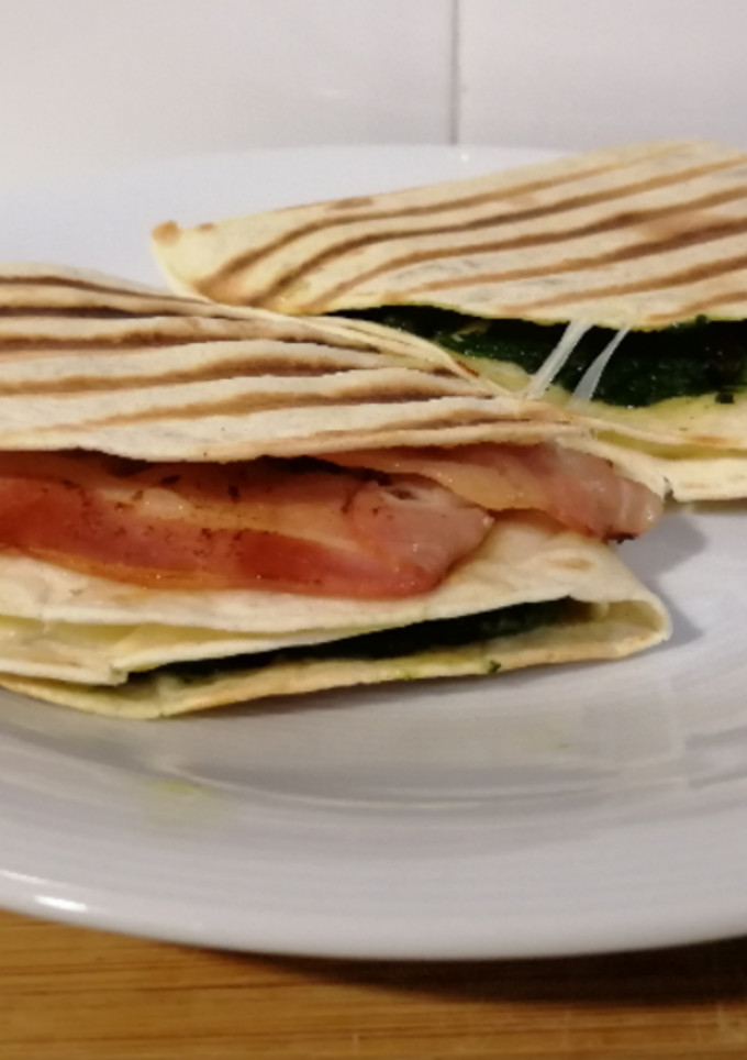 Una foto de Tortilla trend de espinacas, bacon y queso