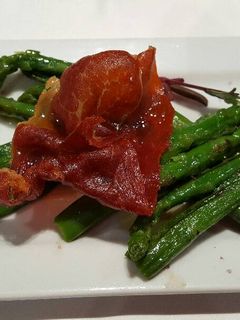 Una foto de Espárragos verdes a la plancha con jamón crujiente