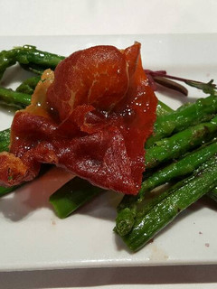 Una foto de Espárragos verdes a la plancha con jamón crujiente