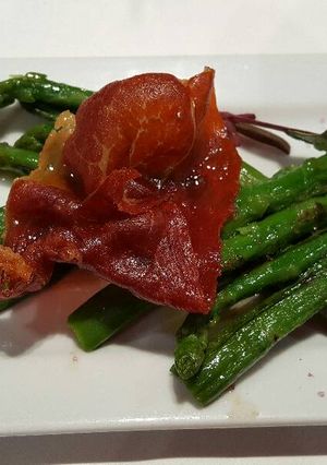 Foto principal de Espárragos verdes a la plancha con jamón crujiente