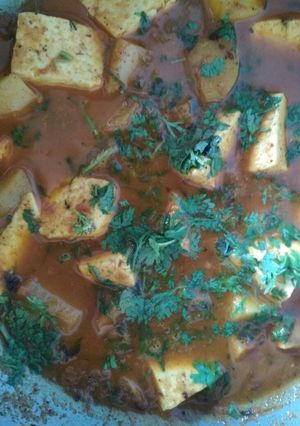A picture of Paneer Potatoes curry.