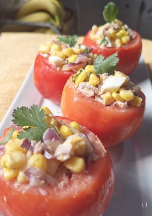 Una foto de Tomate Relleno con Atún y Choclo