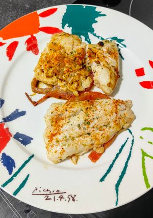 Foto principal de Merluza a la gallega sobre cama de tomate