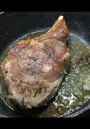 Une photo de Côte de bœuf grillée marinée