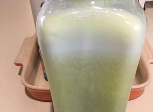 Una foto de Agua Fresca Jengibre-Pepino-Piña-Limón