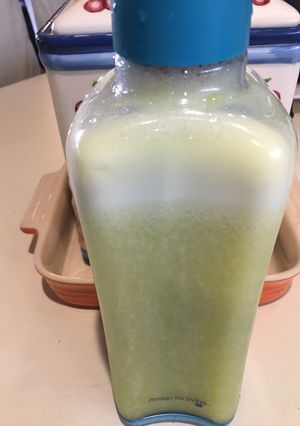 Una foto de Agua Fresca Jengibre-Pepino-Piña-Limón