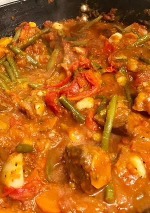 Una foto de Guisito de carne para el invierno con chaucha, morrón, batata, zanahoria