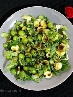 عکسی از دستور سالاد گوجه سبز