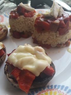Una foto de Champiñones rellenos + arroz con verdura (vegetariano)