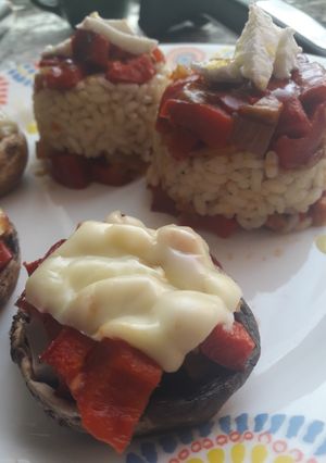 Foto principal de Champiñones rellenos + arroz con verdura (vegetariano)