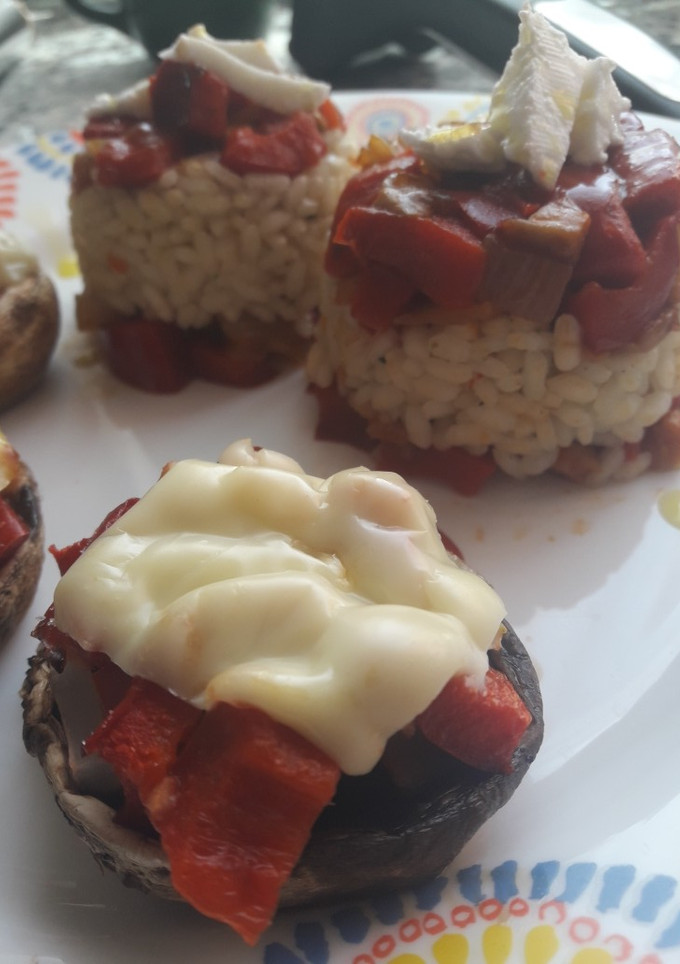 Una foto de Champiñones rellenos + arroz con verdura (vegetariano)