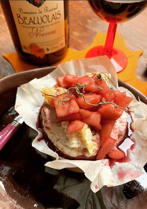 Une photo de ☆Camembert Rôti, Pommes, Miel et Beaujolais☆