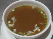 Una foto de caldo de cordero con garbanzo