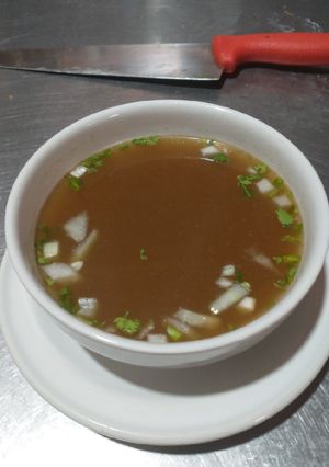 Una foto de Consomé de borrego
